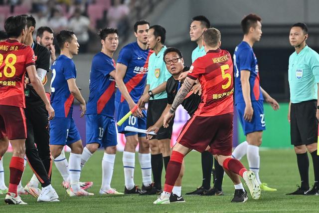 泰晤士报：曼联接近任命阿莫林 范尼可能只带一场